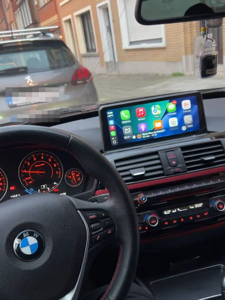 Écran CarPlay installé dans une BMW Série 1