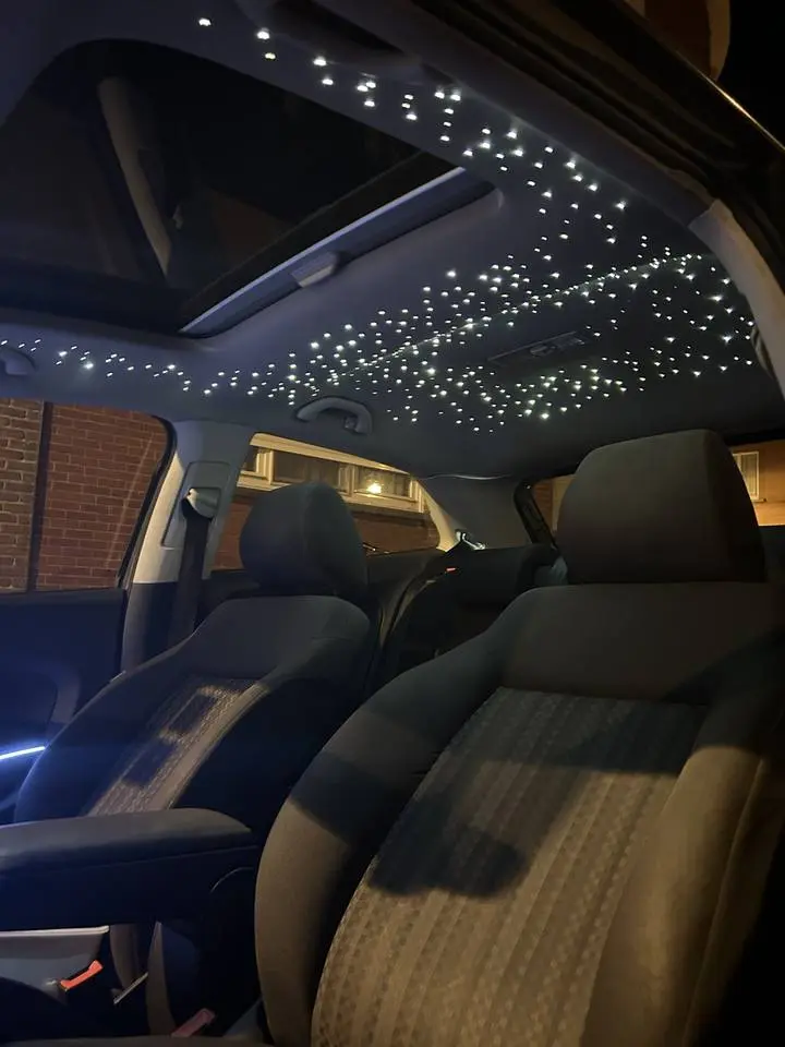 Ciel de toit étoilé de petites lumières blanches dans une voiture