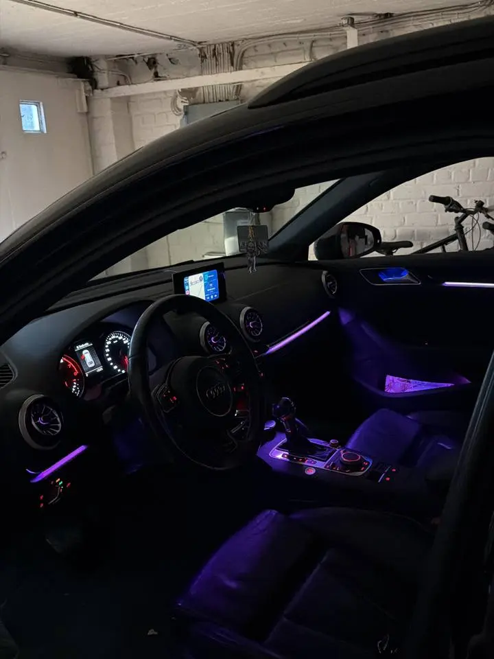 LED d'ambiance violettes dans une Audi A3