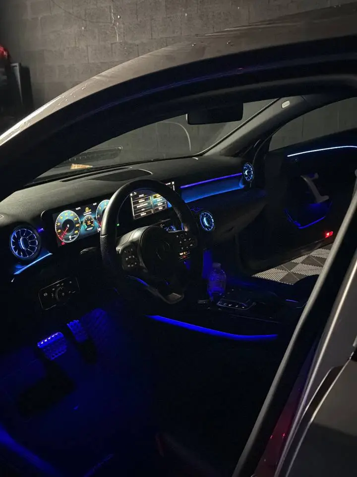 LED d'ambiance bleues dans une Mercedes