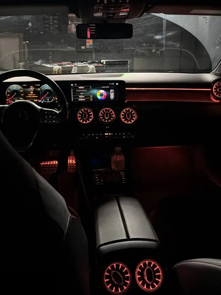 LED d'ambiance rouges et aérateurs lumineux dans une Mercedes