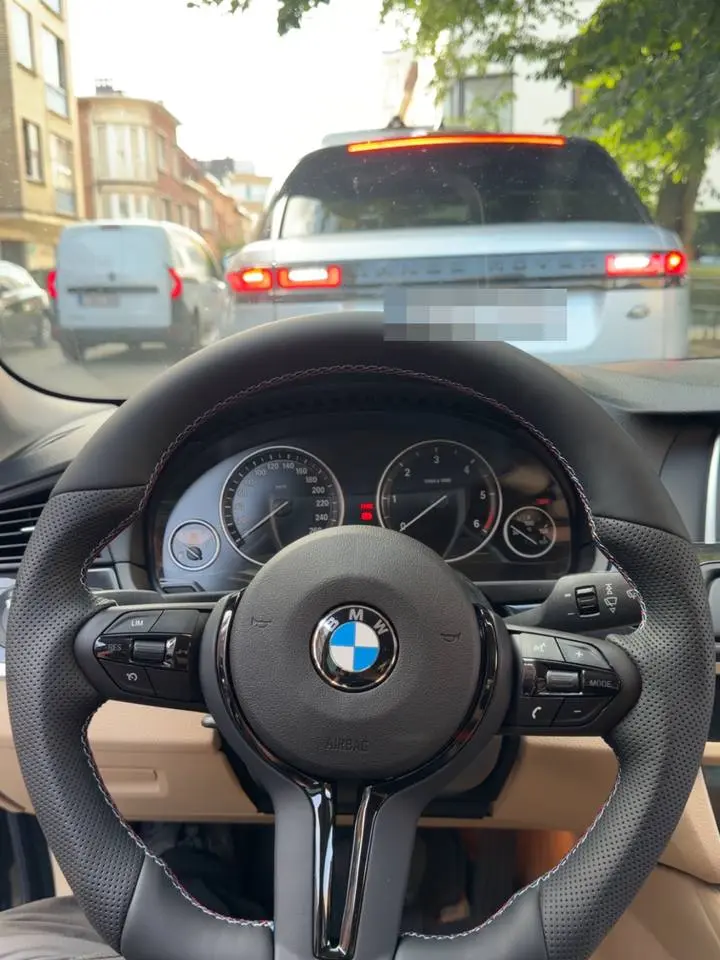 Volant sport à surpiqûres tricolores dans une BMW
